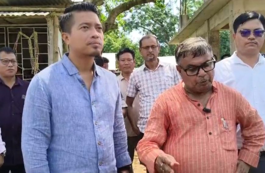 লেফুঙ্গা বাজার পরিদর্শনে মন্ত্রী রতন লাল নাথ ও এডিসির সিইএম রুনিয়েল দেববর্মা