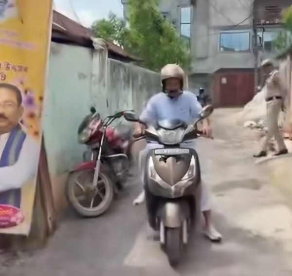 জ্বালানি সাশ্রয়ে স্কুটিতে বিজেপি রাজ্য সভাপতি রাজীব ভট্টাচার্য