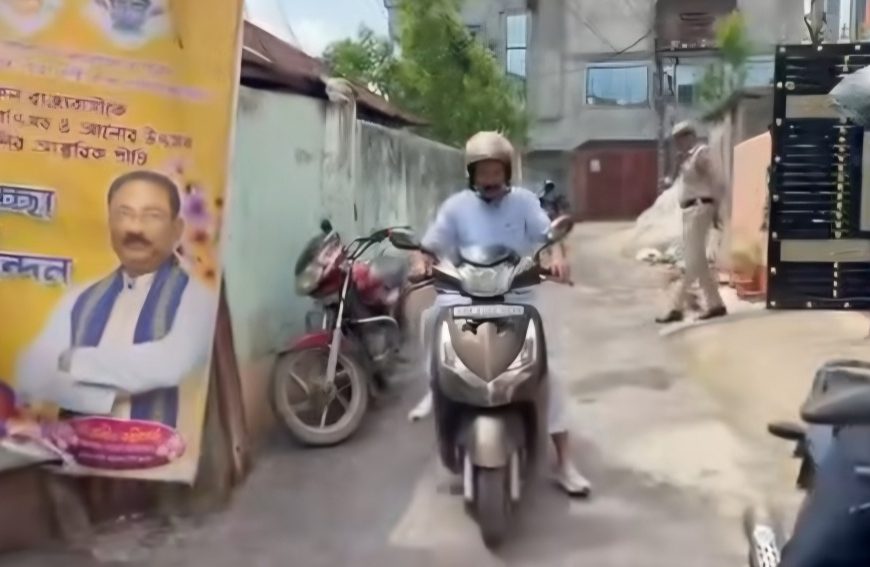 জ্বালানি সাশ্রয়ে স্কুটিতে বিজেপি রাজ্য সভাপতি রাজীব ভট্টাচার্য