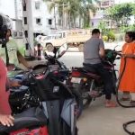 রাজ্যে বাড়ল পেট্রোল-ডিজেলের দাম, পাম্পে দীর্ঘ লাইন