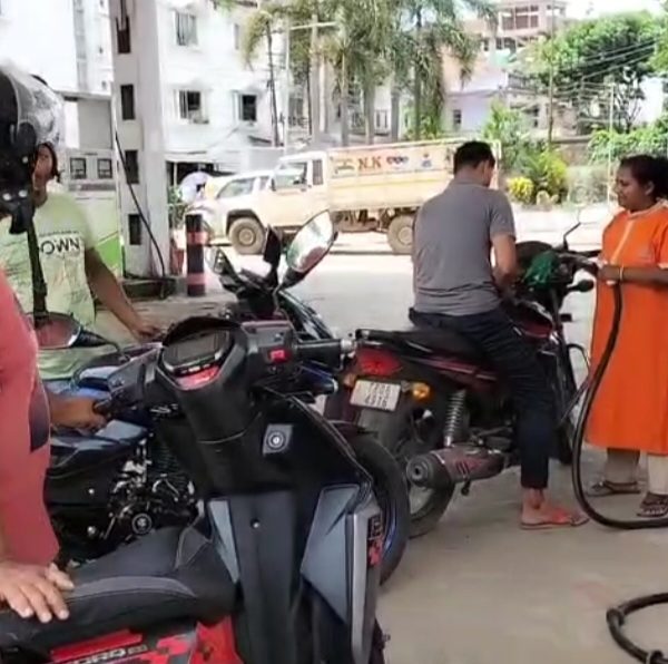 রাজ্যে বাড়ল পেট্রোল-ডিজেলের দাম, পাম্পে দীর্ঘ লাইন
