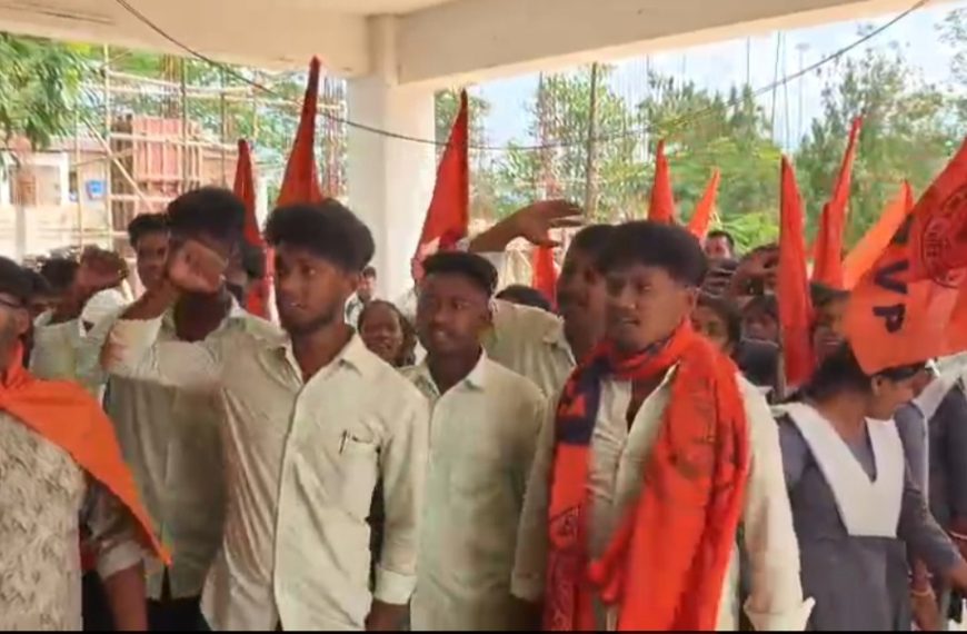 বিভিন্ন সমস্যার প্রতিবাদে নেতাজি সুভাষ মহাবিদ্যালয়ে বিক্ষোভ, কলেজ গেটে তালা ঝুলিয়ে আন্দোলনে এবিভিপি