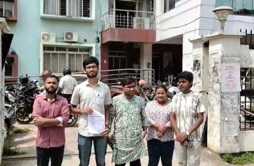 ভবনস ত্রিপুরা বিদ্যামন্দিরে ছাত্রী লাঞ্ছনার অভিযোগ, অভিযুক্তশিক্ষকের বিরুদ্ধে ব্যবস্থা গ্রহণের দাবিতে এসএফআই-এর ডেপুটেশন