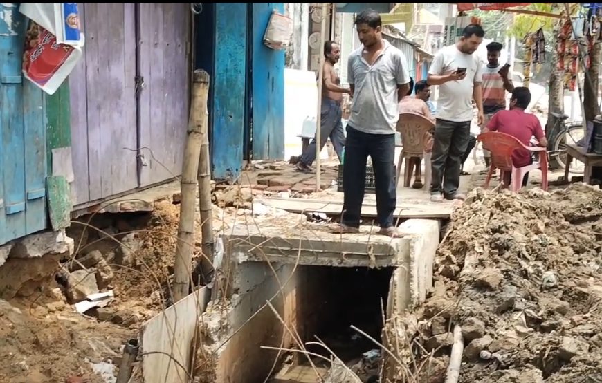 খোয়াই শহরে বক্স কালভার্ট নির্মাণে ভোগান্তি, ঝুঁকির মুখে ব্যবসায়ীদের দোকান
