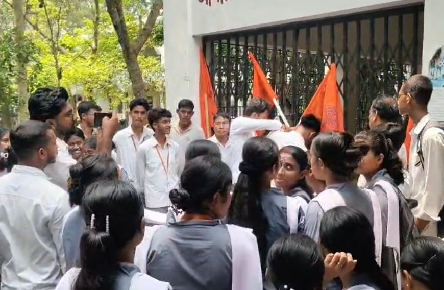 ফলাফল ও ফর্মফিলাপ সমস্যাকে কেন্দ্র করে বিলোনিয়া বিদ্যাসাগর মহাবিদ্যালয়ে এবিভিপির বিক্ষোভ