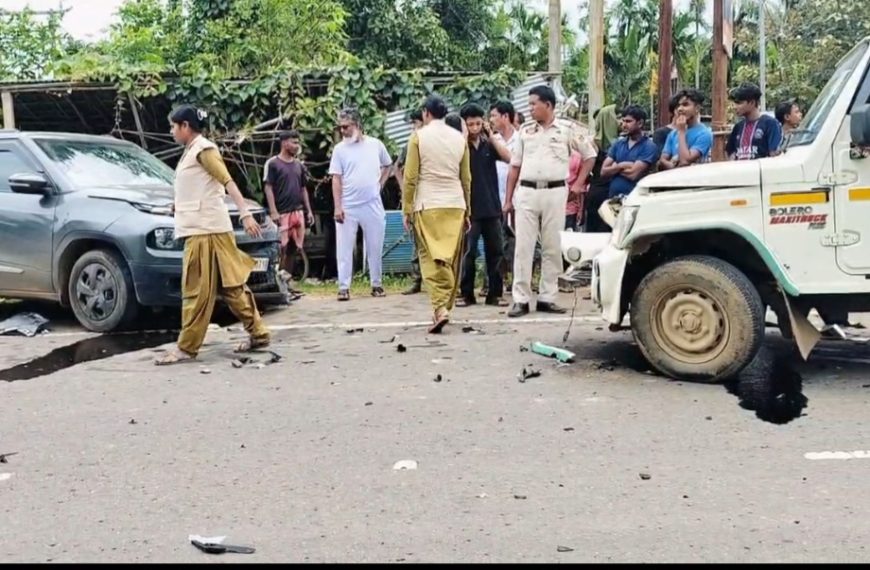 ৮ নম্বর জাতীয় সড়কে মুখোমুখি দুটি গাড়ির সংঘর্ষে দুর্ঘটনা, আহত দুই দম্পতি