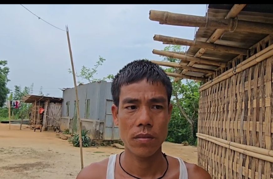 ঝড়ে ক্ষতিগ্রস্ত পরিবার, সরকারি সাহায্যের আর্জি