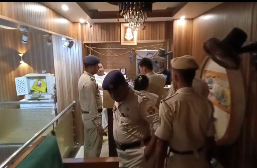 অবৈধ কার্যকলাপের অভিযোগে বিজয়া প্যালেসে পুলিশের অভিযান, তল্লাশি ঘিরে উঠল প্রশ্ন