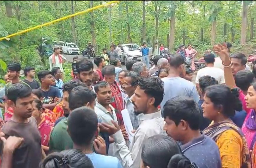 মাকুমছড়ায় পথ অবরোধ, পানীয় জল-রাস্তা-বিদ্যুতের দাবিতে বিক্ষোভে উত্তাল এলাকা