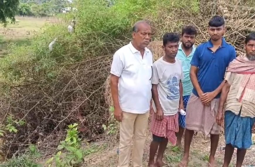 নদীতে উপড়ে পড়া বাঁশঝাড়ে দুর্ভোগ, প্রশাসনের হস্তক্ষেপ দাবি ফকিড়ামুড়ার কৃষকদের