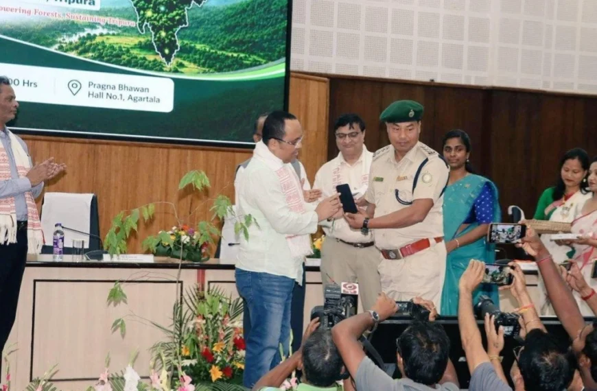 বন দপ্তরের উদ্যোগে ‘ এফআইজিএস’ প্ল্যাটফর্ম চালু, সরেজমিনে পর্যবেক্ষণ জোরদারে ৩০০ মোবাইল ডিভাইস বিতরণ