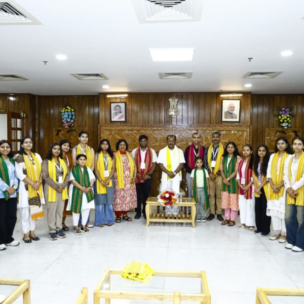 রাজ্যপালের সঙ্গে হরিয়ানা থেকে আগত শিক্ষার্থীদের সৌজন্য সাক্ষাৎ
