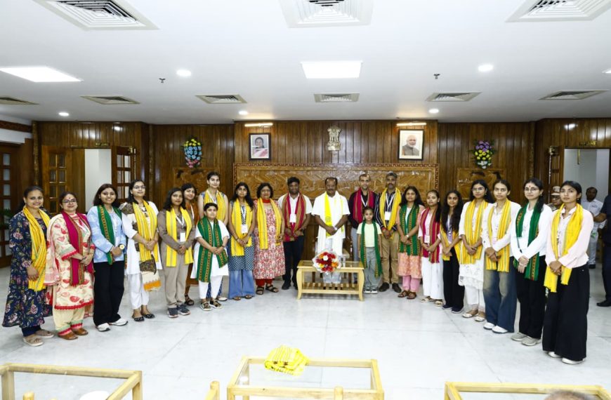 রাজ্যপালের সঙ্গে হরিয়ানা থেকে আগত শিক্ষার্থীদের সৌজন্য সাক্ষাৎ