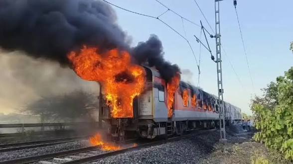 কোটায় দিল্লিগামী রাজধানী এক্সপ্রেসে ভয়াবহ আগুন, নিরাপদে উদ্ধার সব যাত্রী