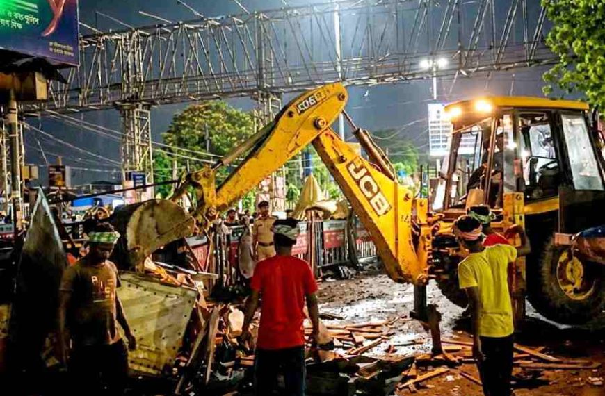 হাবড়া স্টেশনে উচ্ছেদ অভিযান ঘিরে উত্তেজনা, বিক্ষোভ হকার ও ব্যবসায়ীদের