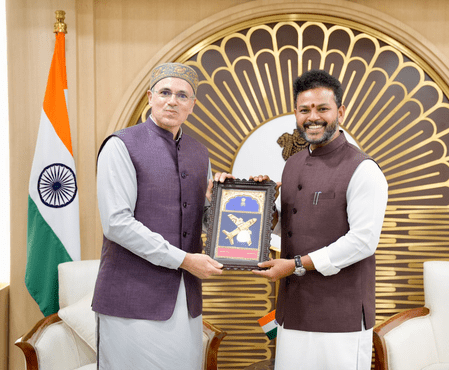 শ্রীনগর বিমানবন্দর বন্ধের সময়সীমা কমানোর আর্জি ওমর আবদুল্লার