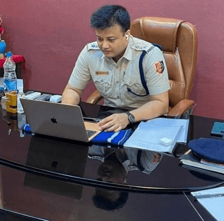 ডায়মন্ড হারবারের প্রাক্তন পুলিশ আধিকারিক মিতুন কুমার দে-র বিরুদ্ধে এফআইআর, অভিযোগে নির্যাতনের কথা