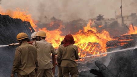 হলদিয়ায় এইচপিএলের ন্যাফথা পাইপলাইনে ভয়াবহ অগ্নিকাণ্ড, দগ্ধ অন্তত ৩৫; রেল চলাচল বন্ধ