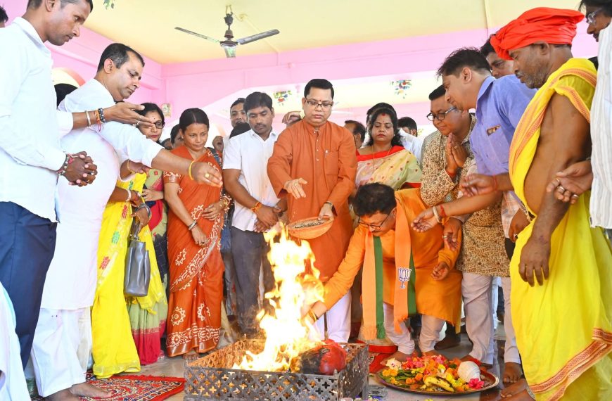 ১২ বছরের পথচলা উদযাপন, ইন্দ্রনগর কালী বাড়িতে যজ্ঞ ও প্রার্থনায় মন্ত্রী টিংকু রায় সহ দলীয় নেতৃত্বগণ