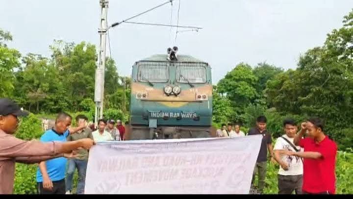 ত্রিপুরায় ৭২ ঘণ্টার ধর্মঘট শুরু, খোয়াই ও তেলিয়ামুড়ায় সড়ক-রেল অবরোধ