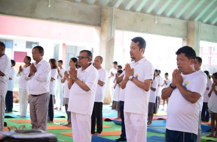 আন্তর্জাতিক যোগ দিবসে সুস্থ জীবনের বার্তা, মোহনপুরে যোগাভ্যাসে শামিল কৃষিমন্ত্রী রতন লাল নাথ