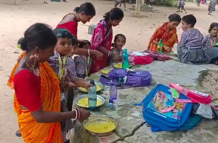 খোলা আকাশের নিচে মিড-ডে মিল, বিশুদ্ধ পানীয় জল ও শিক্ষক সংকটে কাঞ্চনমালা লক্ষ্মীছড়া রামকৃষ্ণ উচ্চতর মাধ্যমিক বিদ্যালয়