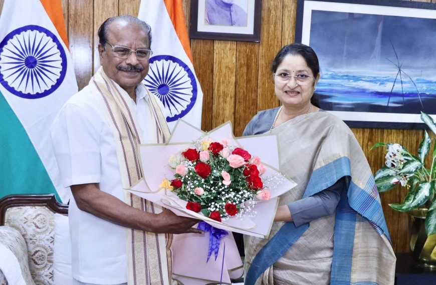 রাজ্যপালের সঙ্গে কেন্দ্রীয় নারী ও শিশু উন্নয়ন মন্ত্রীর সৌজন্য সাক্ষাত