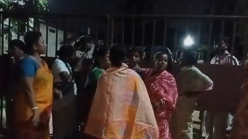 বিশালগড় আদালত চত্বরে তীব্র উত্তেজনা, শ্লীলতাহানির অভিযোগ ঘিরে&hellip;