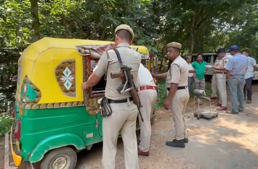 যাত্রীবাহী অটোর আড়ালে গাঁজা পাচারের ছক ভেস্তে দিল পুলিশ, উদ্ধার বস্তাবন্দী বিপুল পরিমাণ শুকনো গাঁজা