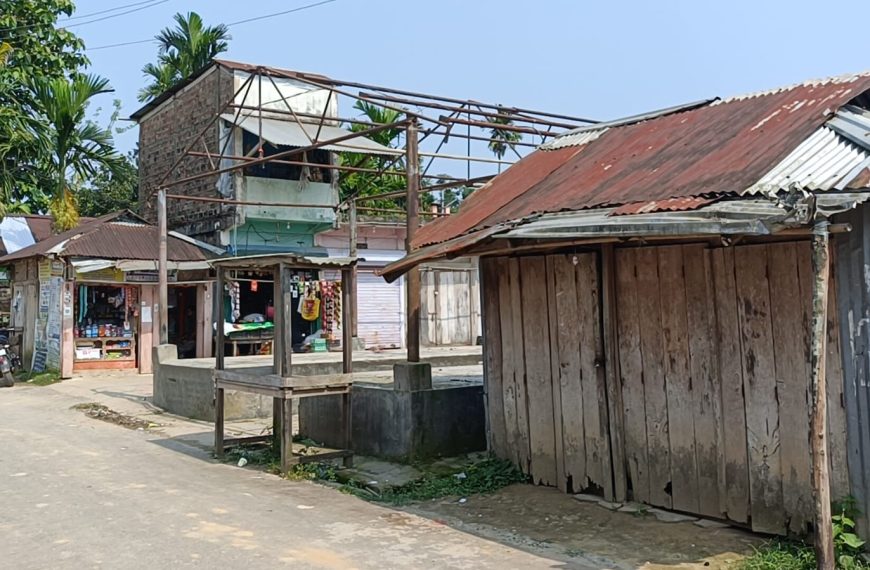 জলাবাজারে মার্কেট শেড ভাঙা ঘিরে বিতর্ক, তদন্তের দাবিতে সরব এলাকাবাসী