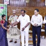 স্বনির্ভর গোষ্ঠীর হাতে হাঁস-মুরগির বাচ্চা তুলে দিলেন রাজ্যপাল