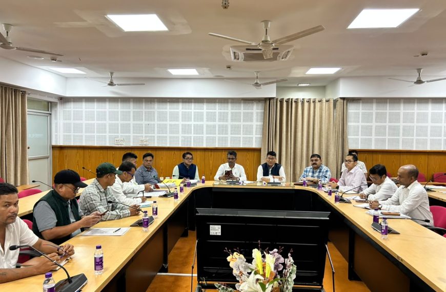 পথ অবরোধের হুঁশিয়ারির মাঝেই মহাকরণে বৈঠক, আত্মসমর্পণকারী বৈরীদের দাবিদাওয়া নিয়ে আশ্বাস মন্ত্রীর