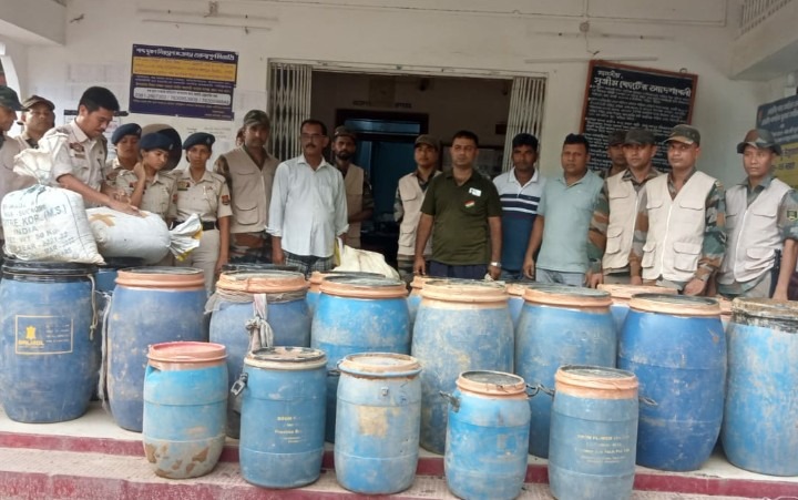 গোয়েন্দা বিভাগের বড় সাফল্য,  ৯৭৯ কেজি শুকনো গাঁজা উদ্ধার