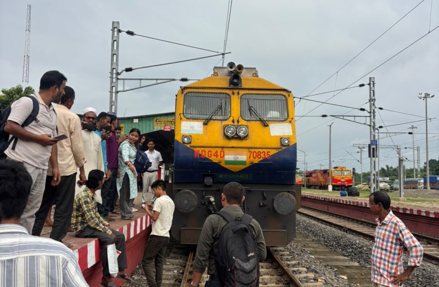 যাত্রী বিক্ষোভে উত্তাল জিরানিয়া রেলস্টেশন, ট্রেন অবরোধ
