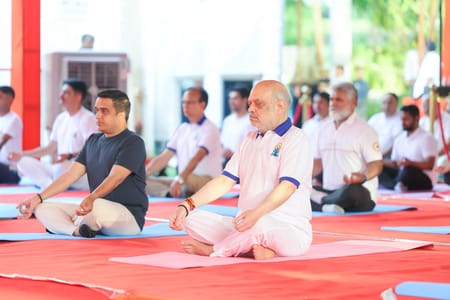 আহমেদাবাদে আন্তর্জাতিক যোগ দিবস উদযাপন, অমিত শাহের সঙ্গে যোগাভ্যাসে অংশ নিলেন গুজরাটের উপমুখ্যমন্ত্রী