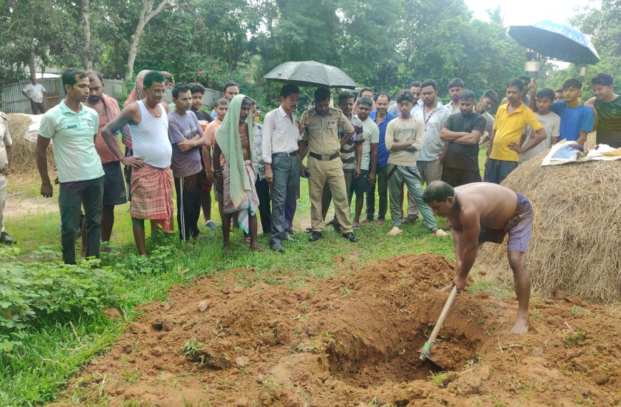 রহস্যময় গর্ত ঘিরে চাঞ্চল্য, পুলিশের টহলদারি নিয়ে প্রশ্ন এলাকাবাসীর