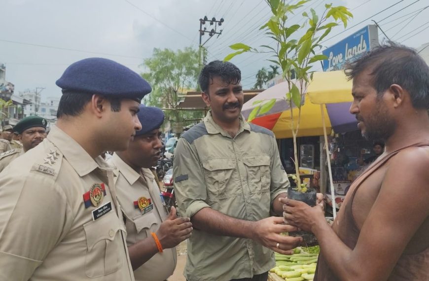 বিশালগড়ে বন ও পুলিশ বিভাগের যৌথ উদ্যোগে ‘গাঁজা হটাও, গাছ লাগাও’ সচেতনতামূলক অভিযান