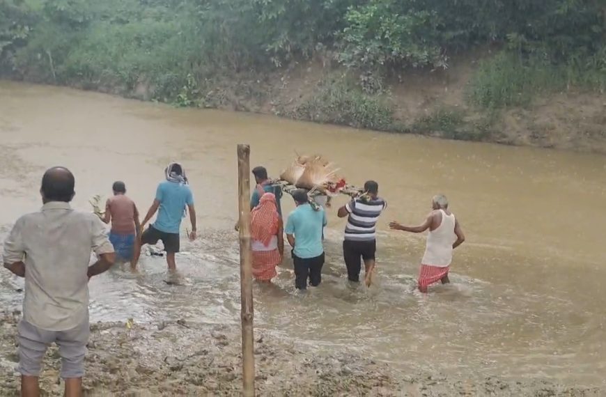 চড়িলামে শেষকৃত্যের সংকট, মৃতদেহ বহনে দুরবস্থা