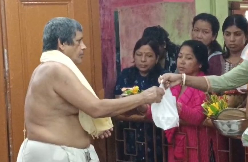 জামাইষষ্ঠীতে লক্ষ্মীনারায়ণ মন্দিরে ভক্তদের ঢল, সন্তানের মঙ্গল কামনায় প্রার্থনায় মায়েরা