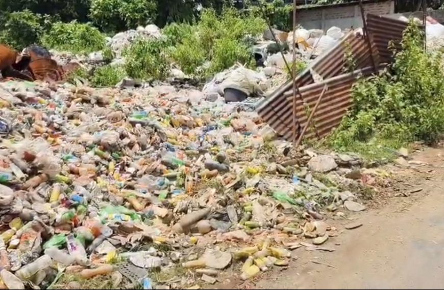উপ-স্বাস্থ্য কেন্দ্রের সামনে ফেলে রাখা মেয়াদোত্তীর্ণ কোল্ড ড্রিংকস, পান করে অসুস্থ শিশু, ক্ষোভে ফুঁসছেন গ্রামবাসী