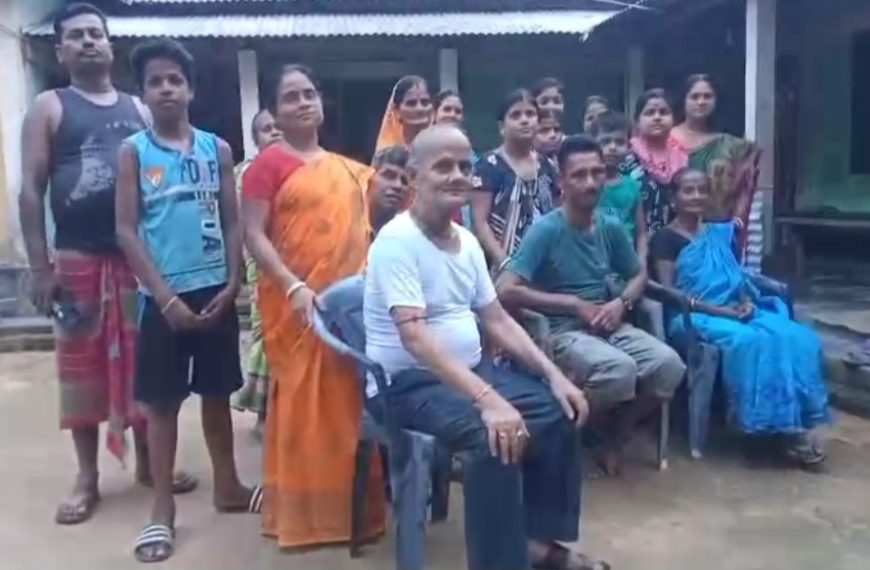 ৩২ বছর পর বাড়ি ফিরলেন নিখোঁজ ছেলে, কপালের কাটা দাগ দেখে চিনলেন বৃদ্ধ বাবা