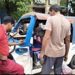 রাস্তার ধারে দাঁড়িয়ে থাকা গাড়িতে ধাক্কা ই-রিক্সার, আহত চার