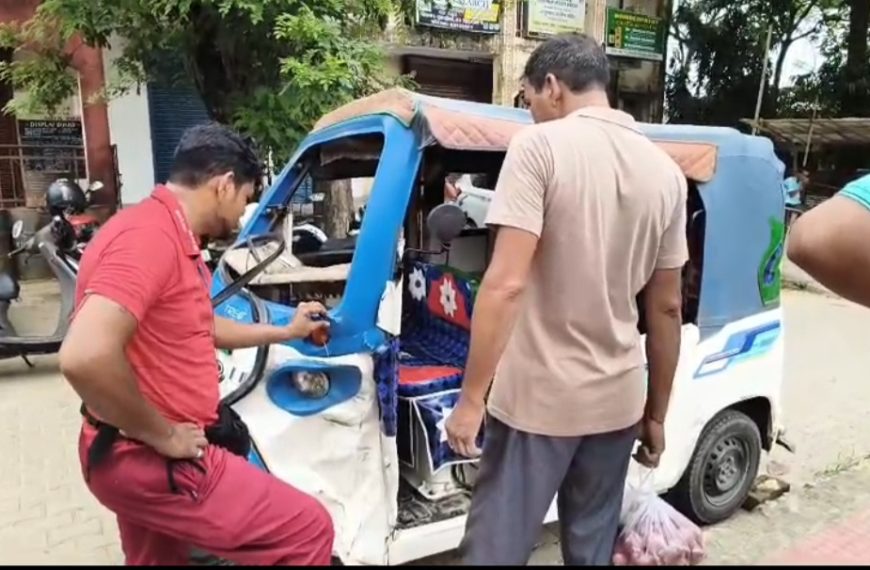 রাস্তার ধারে দাঁড়িয়ে থাকা গাড়িতে ধাক্কা ই-রিক্সার, আহত চার