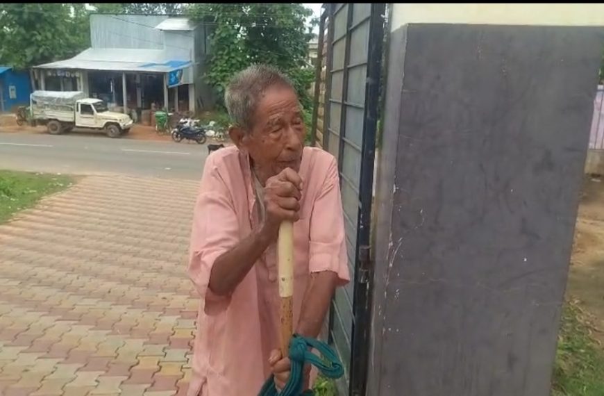 তিন-চার মাস ধরে বন্ধ বার্ধক্য ভাতা, দপ্তরে দপ্তরে ঘুরেও সমাধান পাননি ৮৫ বছরের জয় কুমার ত্রিপুরা