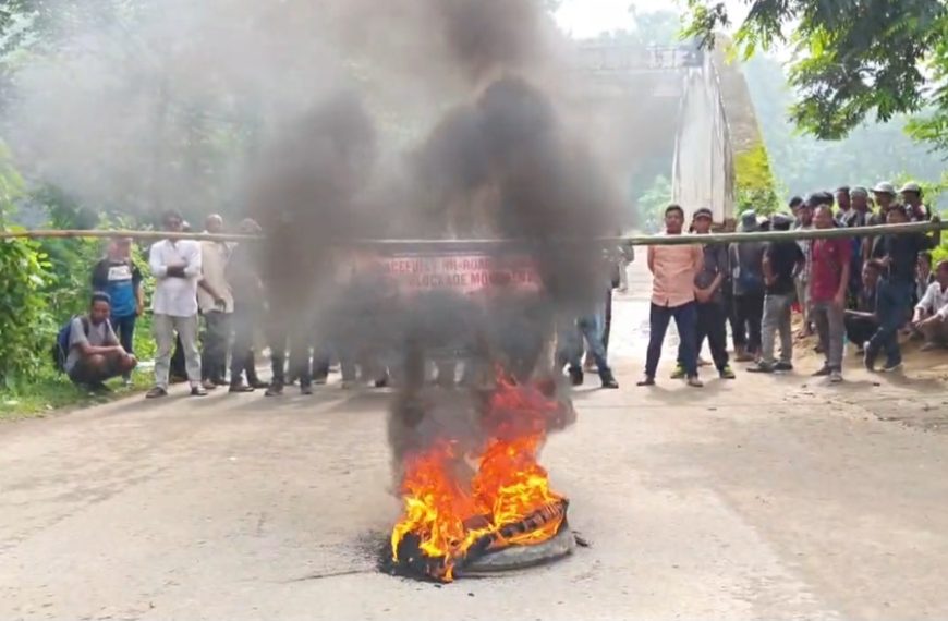 (Update) ৭২ ঘণ্টার সড়ক-রেল অবরোধে বিপর্যস্ত জনজীবন, শান্তিচুক্তির প্রতিশ্রুতি বাস্তবায়নের দাবিতে আন্দোলনে আত্মসমর্পণকারী জঙ্গিরা