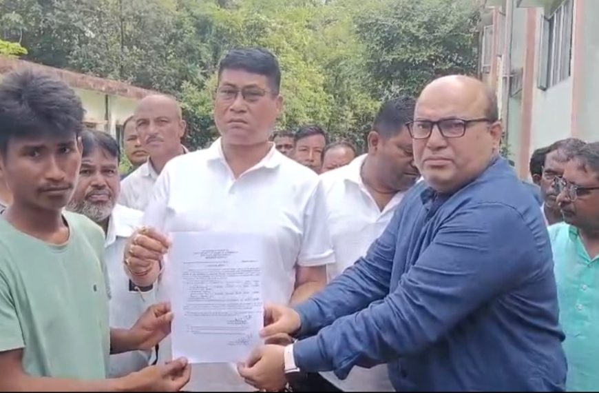 মাটি ধসে দুই যুবকের মৃত্যু: শোকসন্তপ্ত পরিবারকে ৪ লক্ষ টাকা করে সহায়তা, হাসপাতালে মন্ত্রীর সমবেদনা