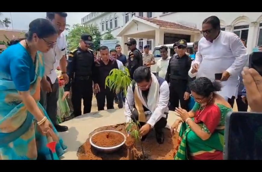 ‘এক পেড় মা কি নাম’ কর্মসূচিতে আগরতলায় বৃক্ষরোপণ করলেন কেন্দ্রীয় মন্ত্রী সর্বানন্দ সোনোয়াল