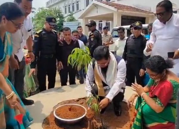 ‘এক পেড় মা কি নাম’ কর্মসূচিতে আগরতলায় বৃক্ষরোপণ&hellip;