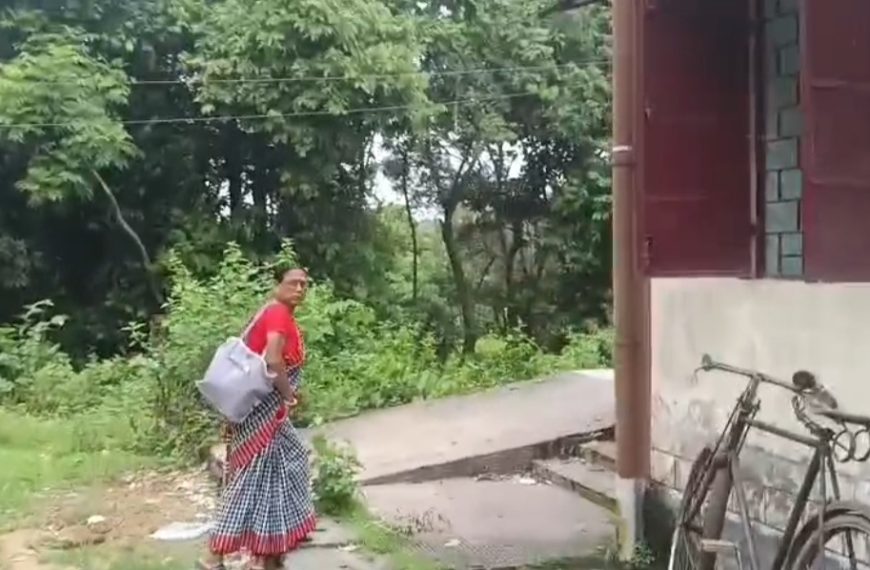 সরকারি অফিসে সময়মতো হাজিরা নিয়ে প্রশ্ন, কৃষকদের অপেক্ষায় রেখে দেরিতে কর্মীদের আগমন