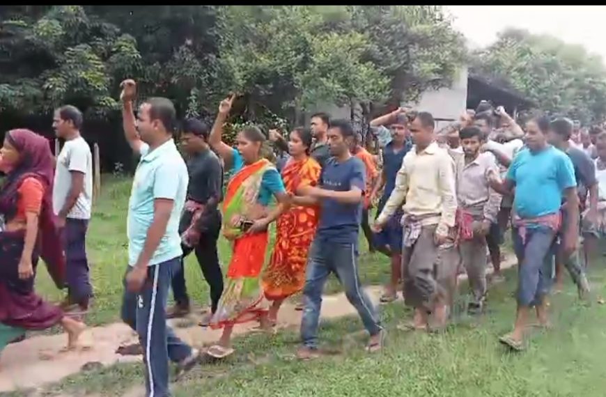 ইনচার্জের বদলির খবরে উত্তাল নির্ভয়পুর ও ধনপুরের রাবার শ্রমিকরা, অফিসে তালা ঝুলিয়ে কর্মবিরতির হুঁশিয়ারি